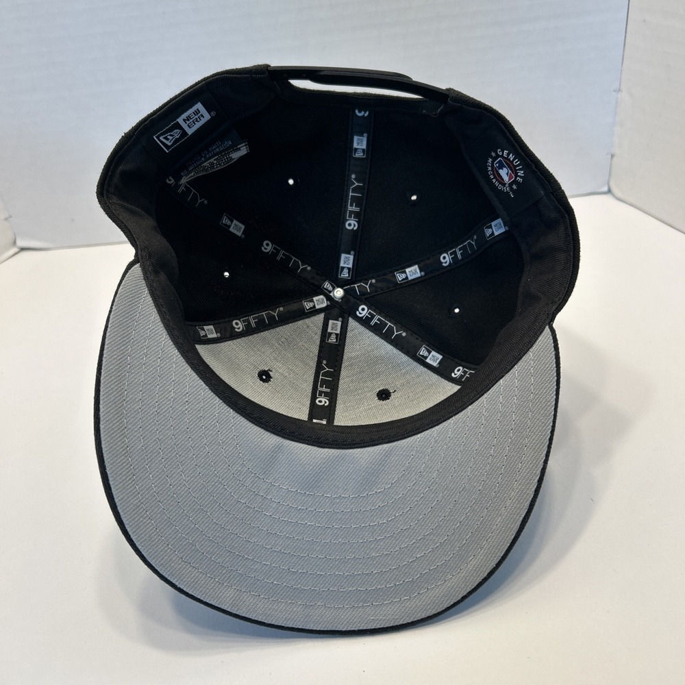 New Era Boston Red Sox 9FIFTY Snapback Black On Black Flat Brim Hat One Size - Picture 5 of 7